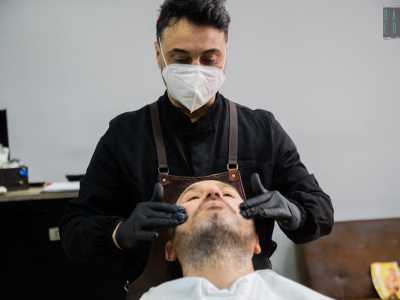 ...� pronto per essere massaggiato sul viso. In questa maniera agisce contro screpolature e irritazioni dovute all�uso dei vari strumenti�